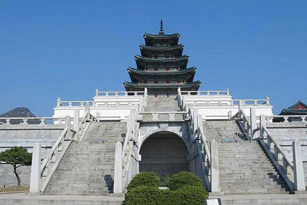 Viện Bảo tàng Truyền thống Dân gian Hàn Quốc (국립민속박물관) – trưng bày hiện vật dân gian, trang phục truyền thống và đời sống nông thôn Hàn